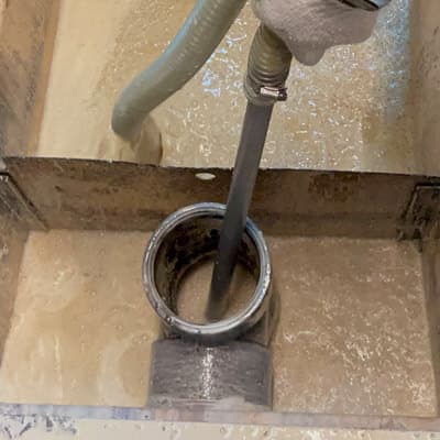 専用装置で
廃油や水を吸引