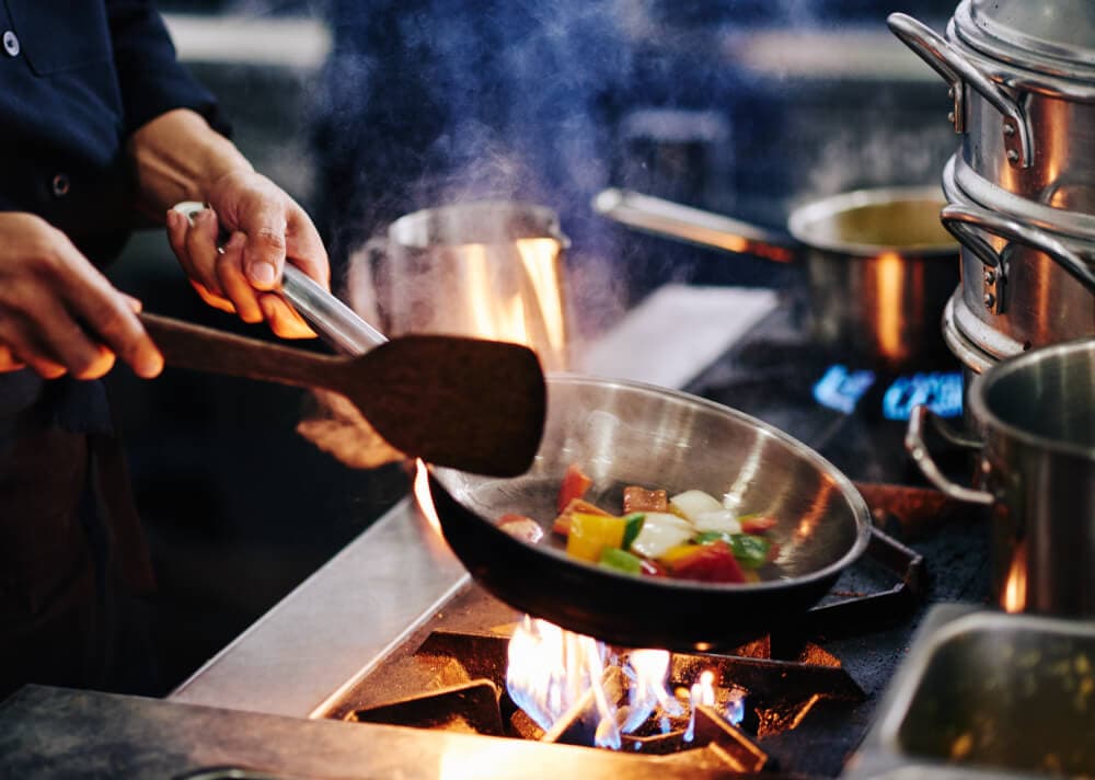 清潔な厨房で働くスタッフ